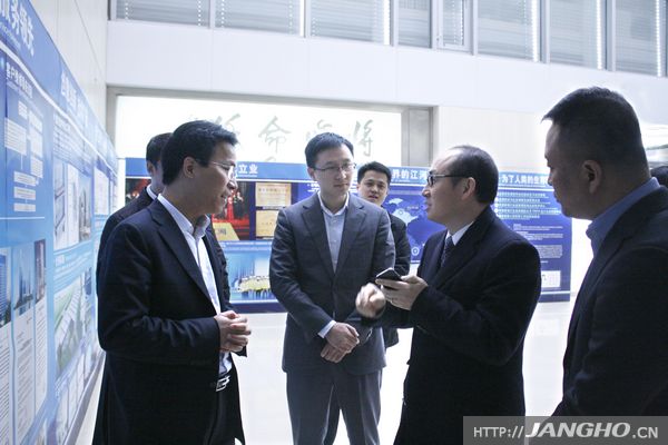 SOHO中国有限公司董事长潘石屹莅临pg赏金女王单机版试玩平台幕墙考察旅行